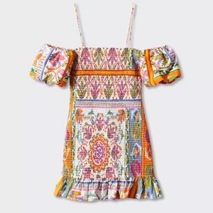 Ruffled dress with puffed sleeves